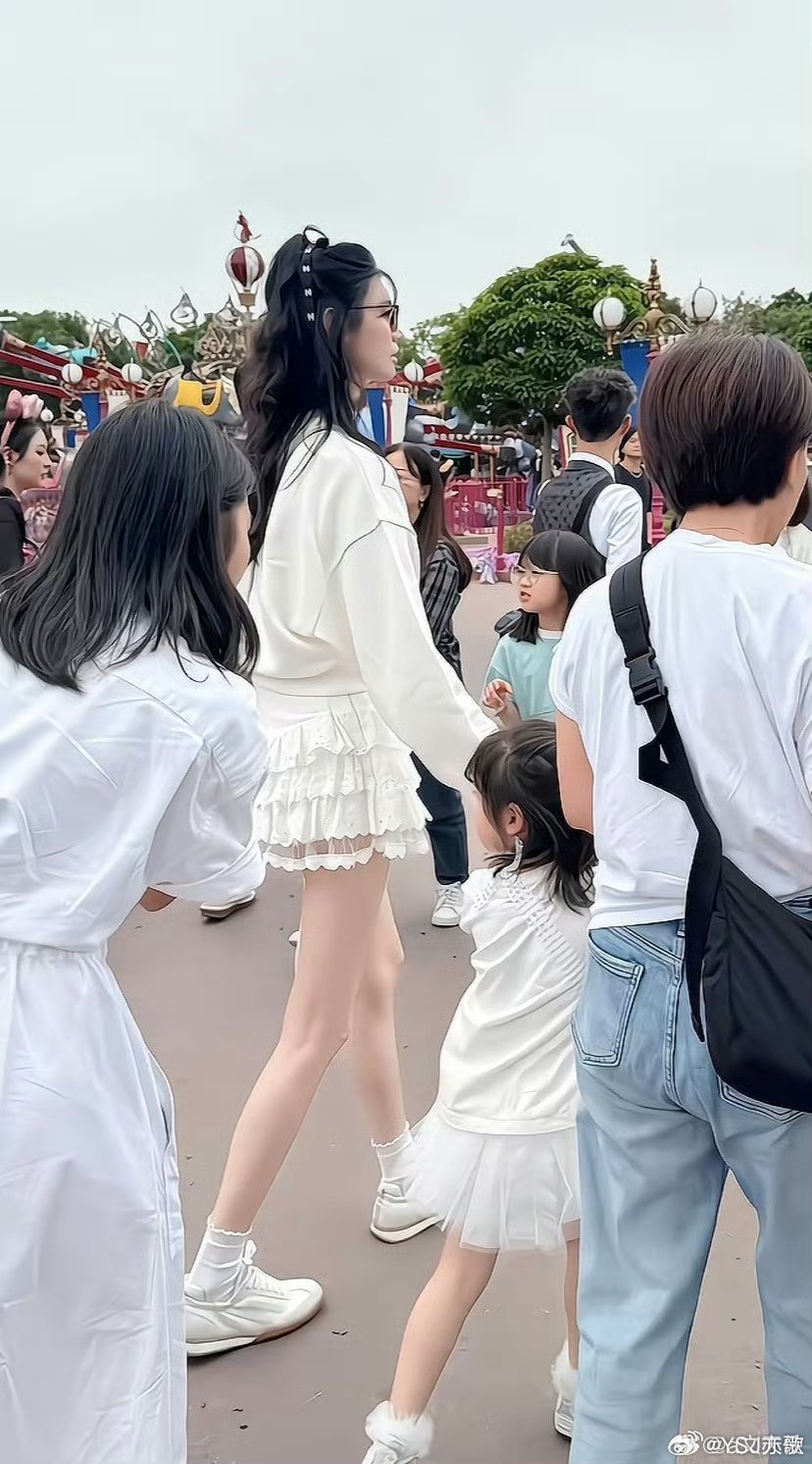 奚梦瑶给女儿送爱马仕超模妈妈的审美直接刻进成长细节里，日常随手送的包袋都是经典