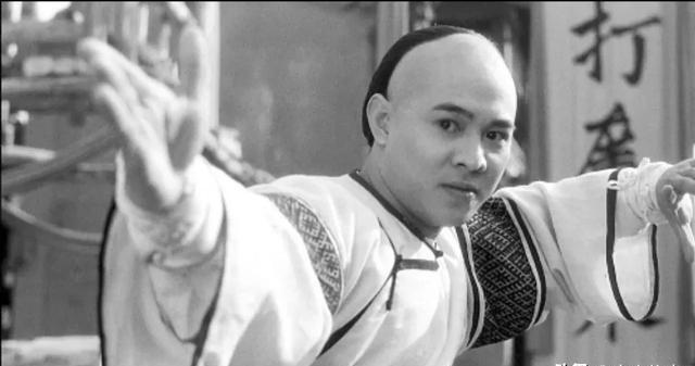 乾隆二十八年，24岁的少侠方世玉，在与武当派五枚师太交手时，被五枚师太连踢在肛门