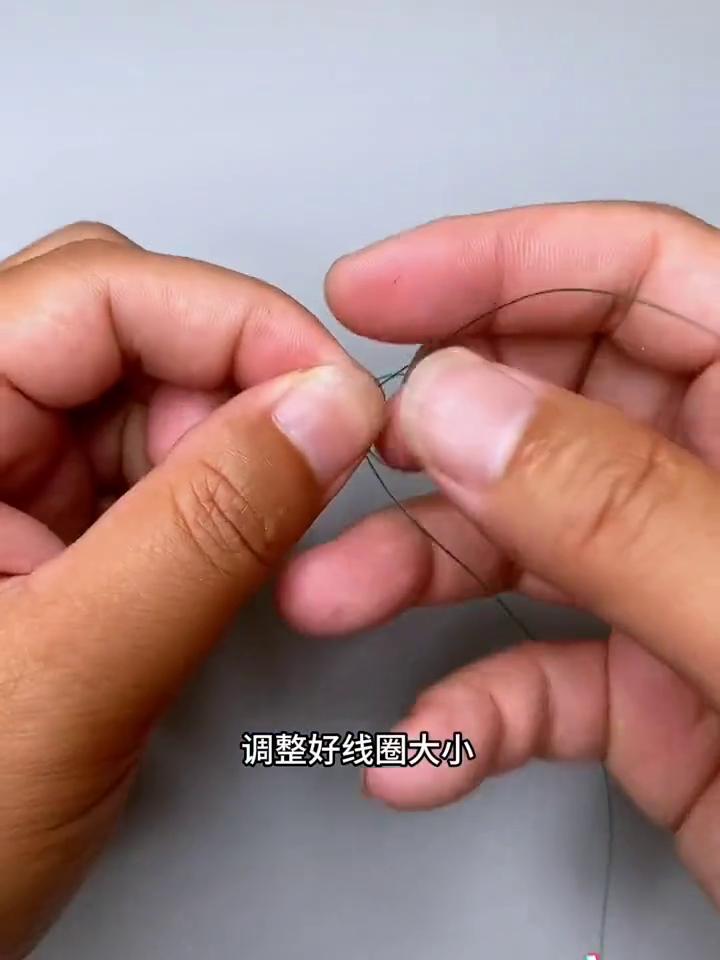 冠军结绑法：主线连接八字环。主线这样连接八字环，拉力直接翻倍。·把主线连续两