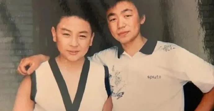 1990年，2岁的陈小龙（释小龙本名）被父亲带到少林寺，拜释永信为师，获法名“释