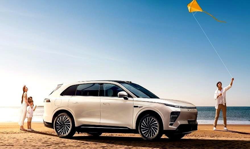 星纪元ES限时好价，ET同促销，双车联手推市场有人在人堆里默默掏出手机，手指