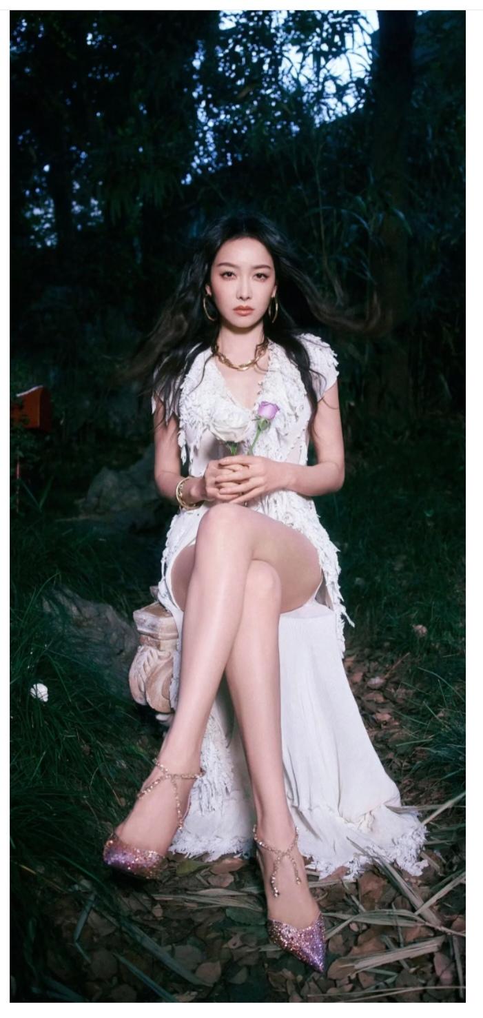 宋茜，脚上这鞋子好美。