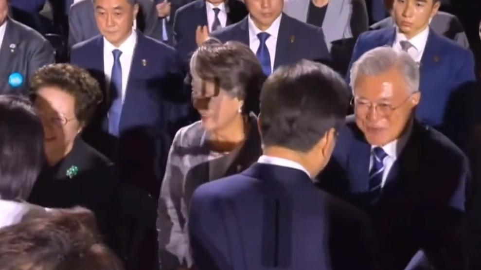 文在寅和李在明这对韩国总统，在参加韩国光复80周年解放日庆祝晚会！总是感觉李在明