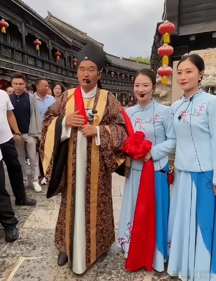 武汉文旅局60多万的天价罚单，还没过去，山东台儿庄古城又因为同一首《弹起我心爱的土琵琶》，直接吵翻了
