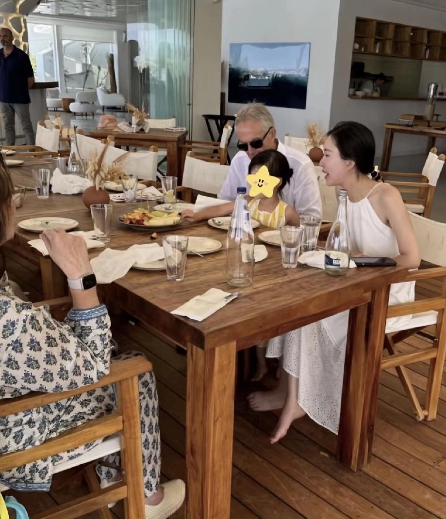 光脚吃饭。在希腊。田朴珺和王石被偶遇，脚趾沾着地中海的风。优雅吗？丝质长