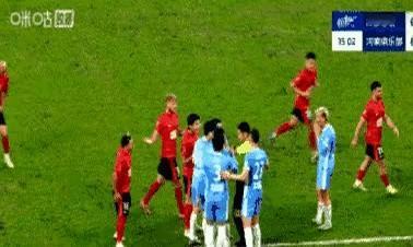 成都蓉城带着对主裁艾堃的巨大疑惑离开郑州航海体育场，2比1的比分写在记分牌上，却