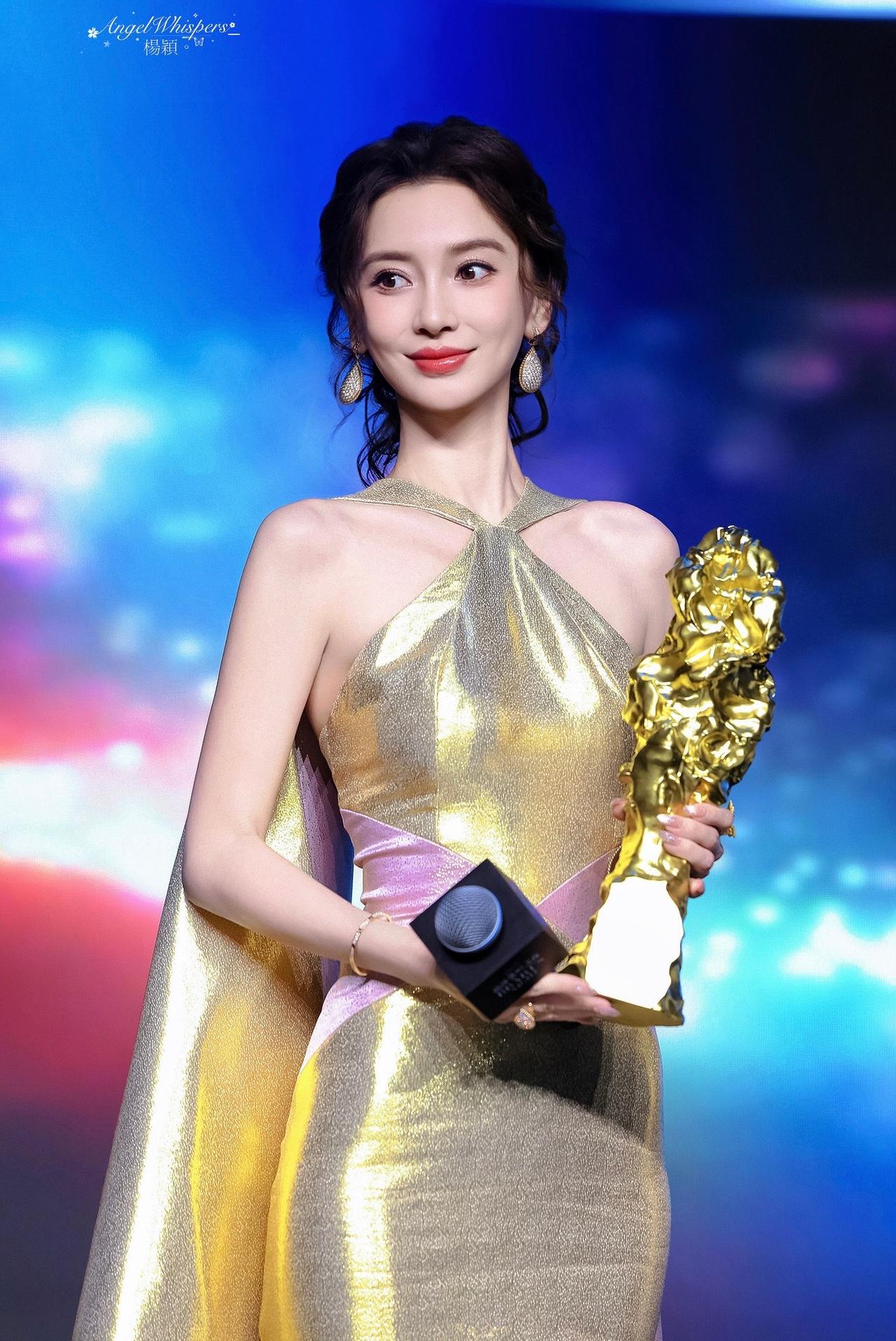 权威级美貌杨颖[爱心][爱心]