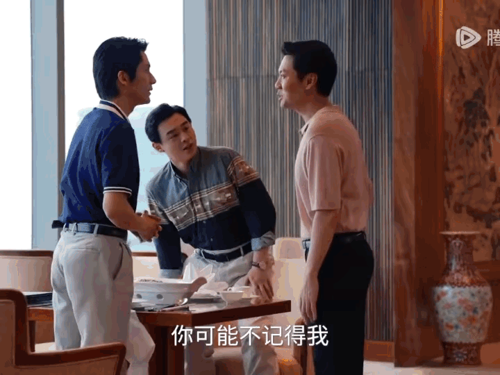 《淬火年代》柳钧跟东东外出吃饭时，餐桌上多了一点未曾点过的菜紧接着一个从未认识的