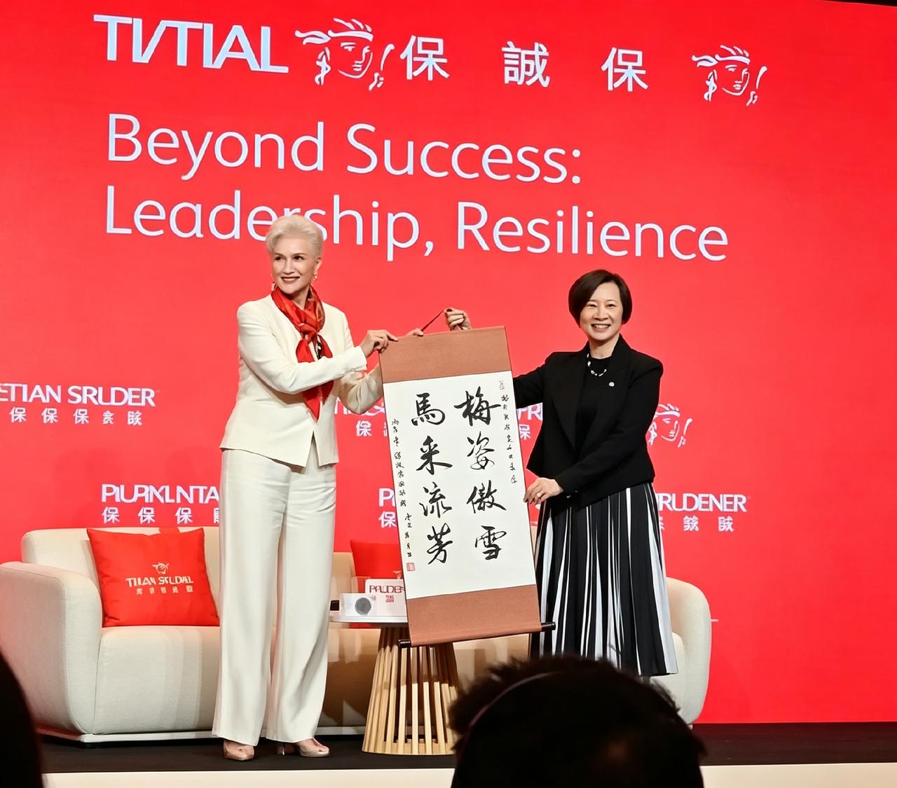 梅耶·马斯克现身香港活动现场，主办方特意送上一幅书法。“梅姿傲雪，马采流芳”巧妙