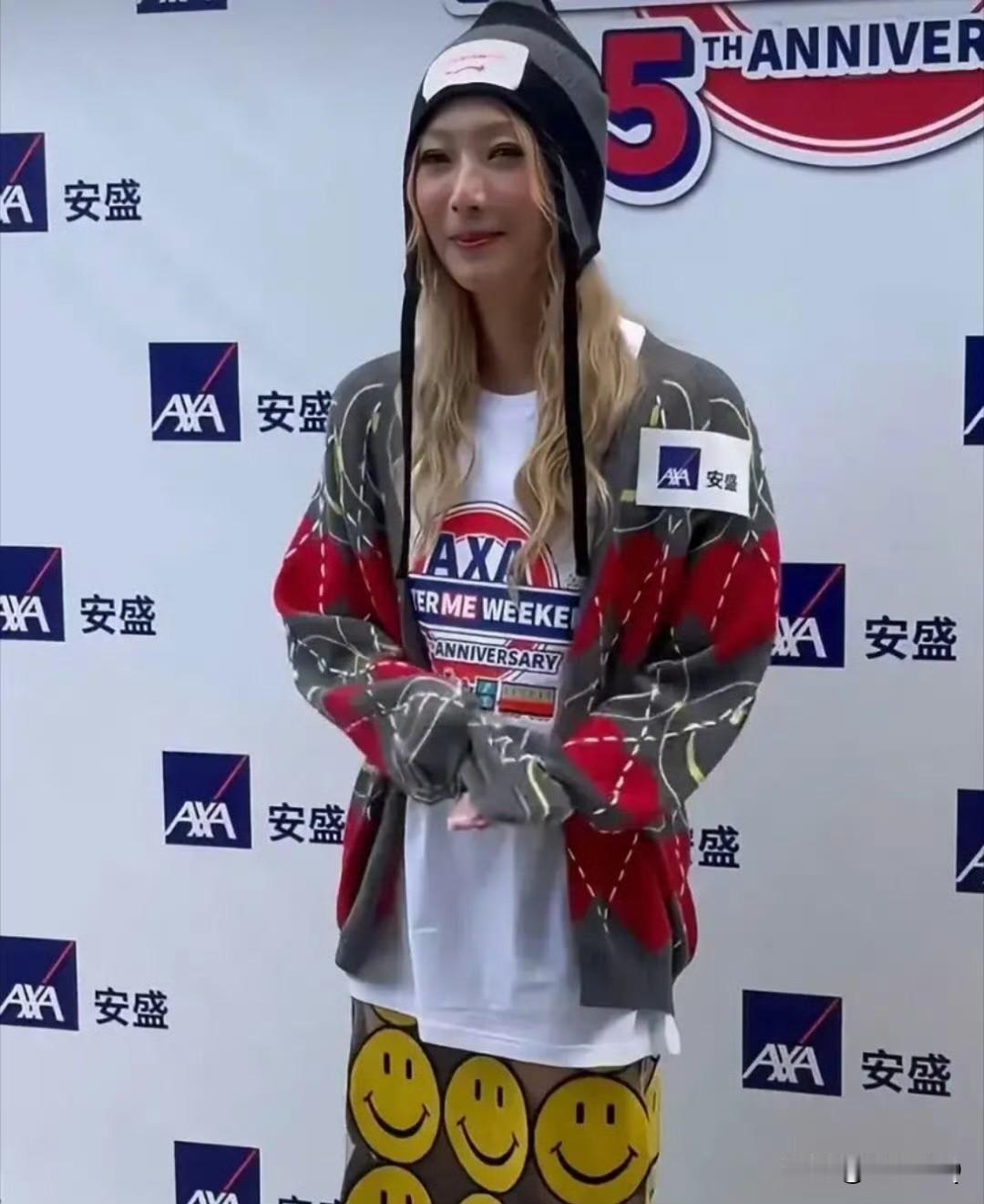 郑秀文上半身的穿搭还可以，但下半身穿的是啥么，裙子太丑了，这样的潮流真的很让人费