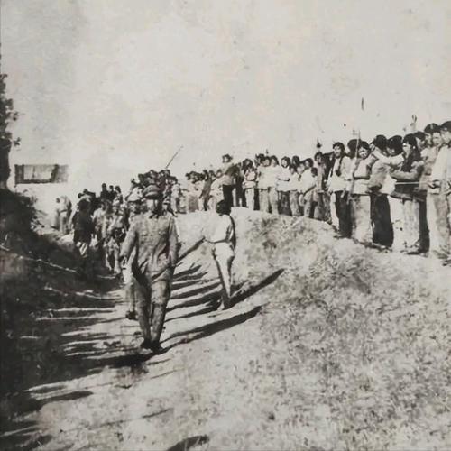 1944年，伪军头子见日军大势已去，决定率部投奔八路军，谁知这时，日军却打来电话