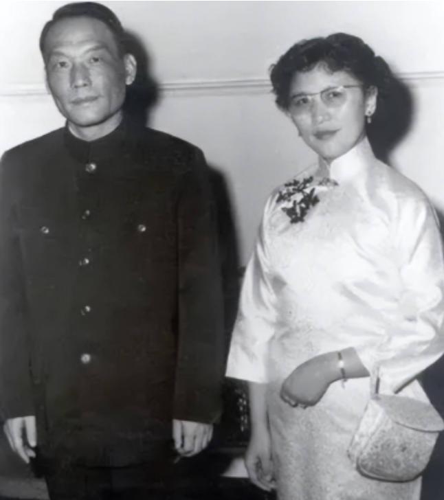1982年，中央统战部副部长熊向晖已经63岁了，他从领导的岗位上退下来了，当叶剑