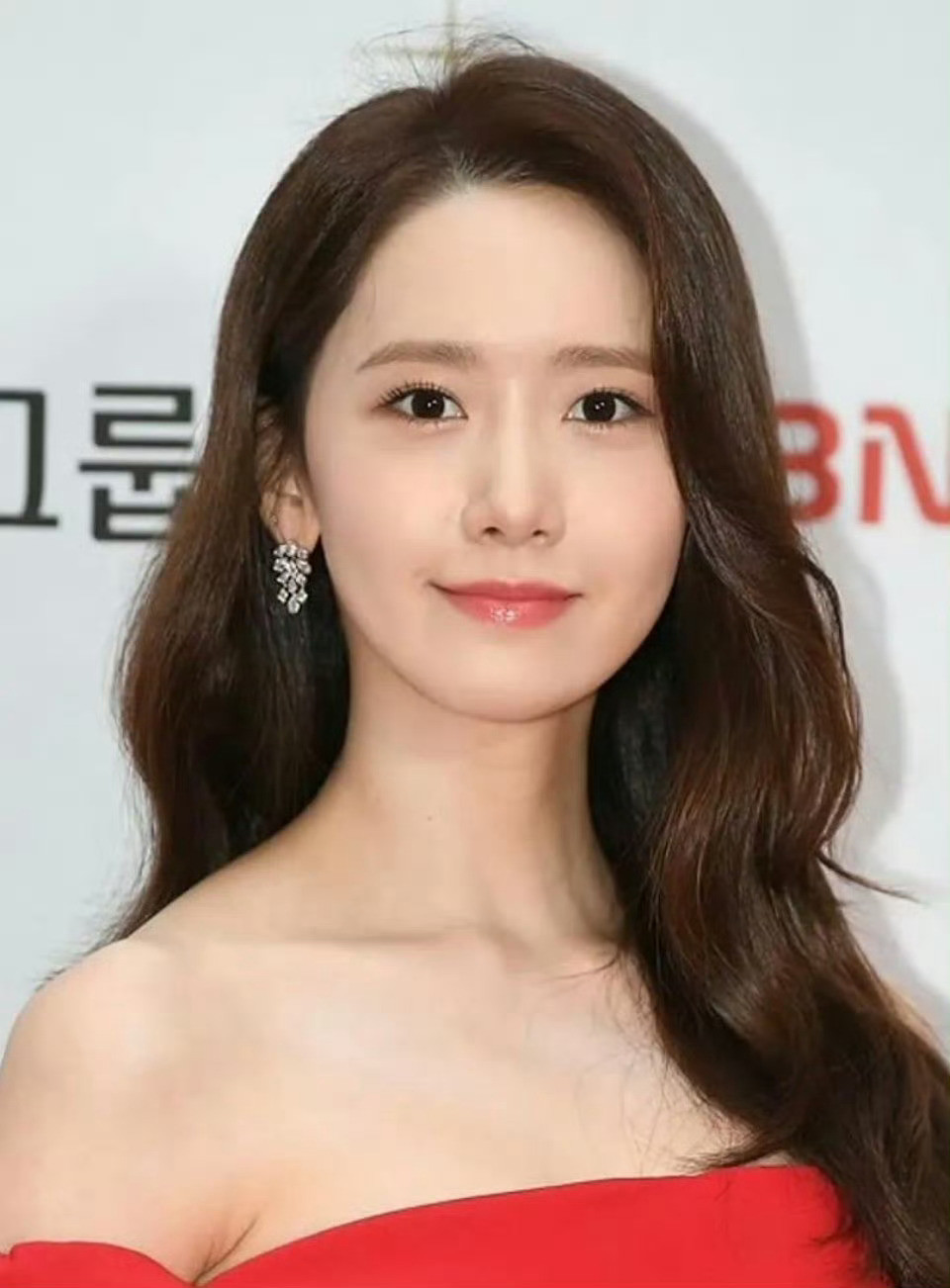 林允儿抹胸红裙太美了，红毯上像盛放的红玫瑰