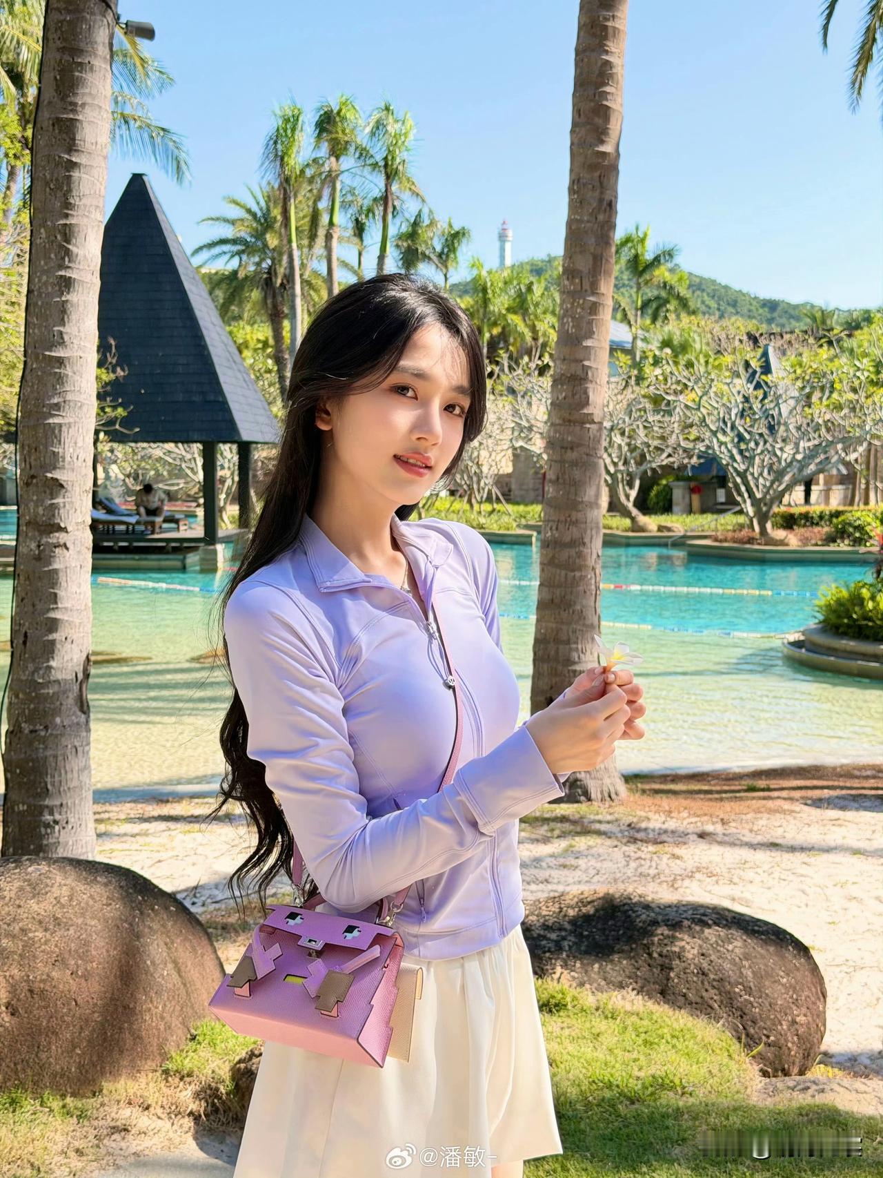 碧波荡漾处，美人倚栏微笑。