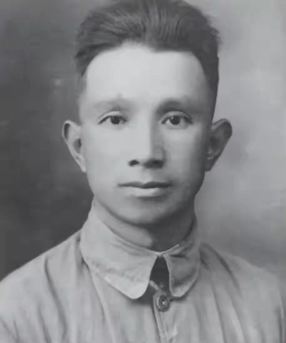 蒋介石火烧怀玉山，粟裕被困无路突围，一老农献计：有绳子就有路1935年初的