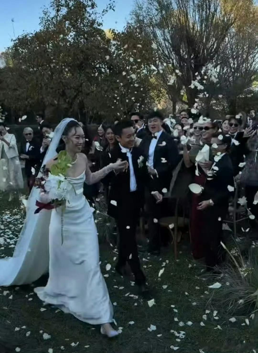 离婚，是解除“夫妻”的契约，而不是解除“父母”的责任，更不代表要反目成仇。霍