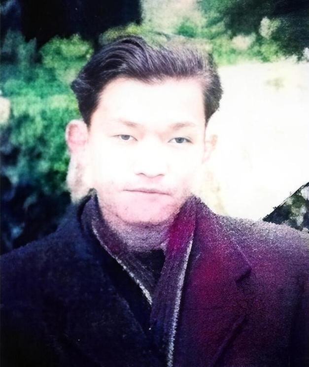 1949年，军统少将正在街上闲逛，忽然看到一个过去认识的地下党很眼熟，大喜过望，