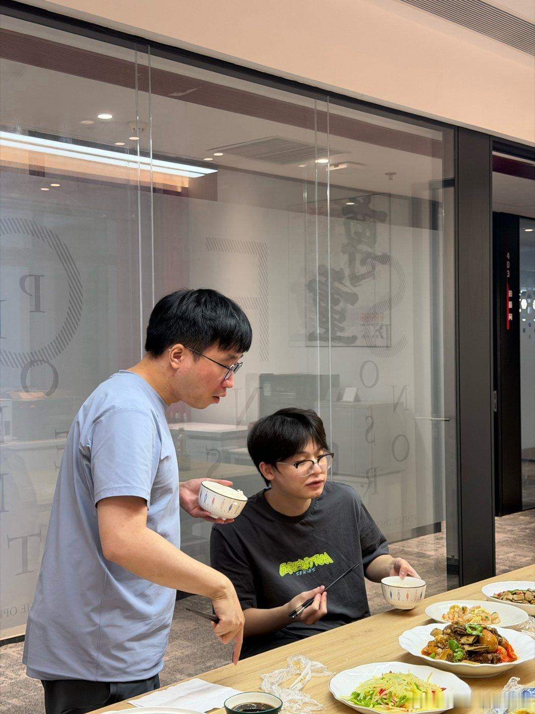 Tabe已经回到了JDG，与JDG选手一起吃饭，包括新来的Angel！BRO战胜