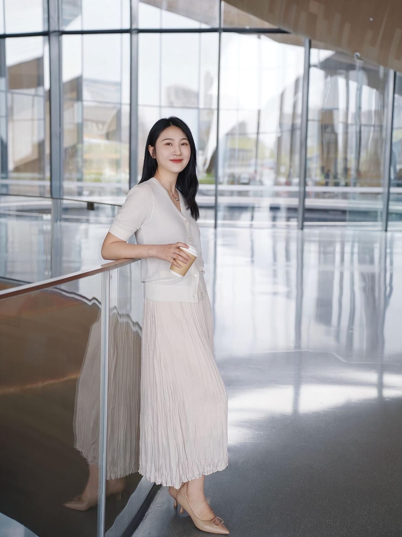 女人真正的气质是什么？浅色系穿搭自带柔和滤镜，一杯咖啡，一段慢悠悠的闲暇时光，把