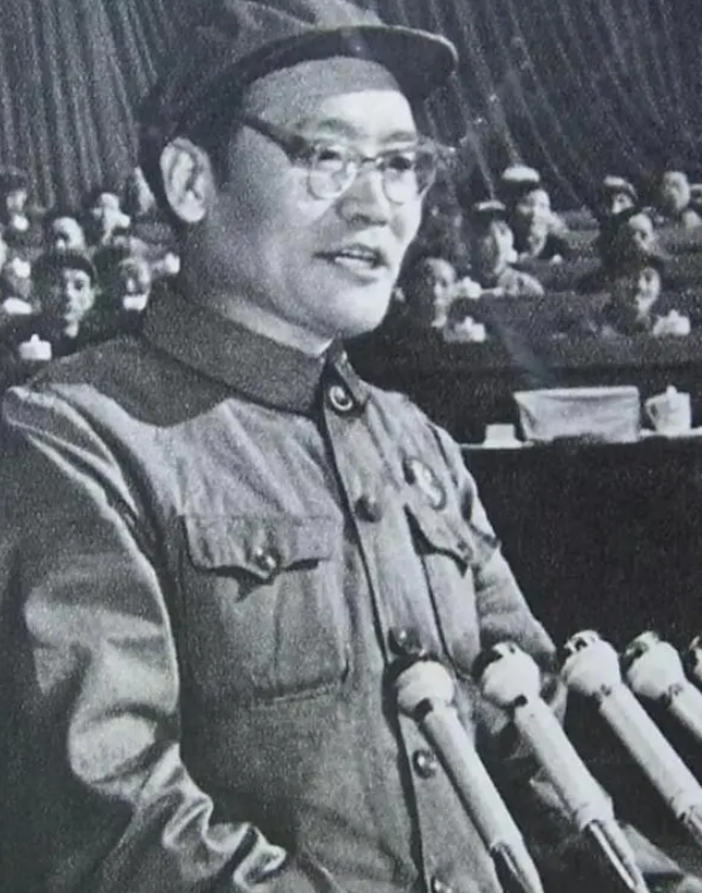 纪登奎和华国锋一样，是上世纪六、七时代毛主席重点培养、提拔的“后起之秀”。虽然最