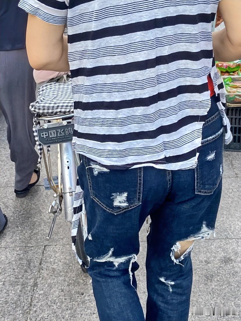 今天立秋了，凉快了，大姐逛街穿起了牛仔裤！这牛仔裤也太时髦了，裤子的膝盖后面，