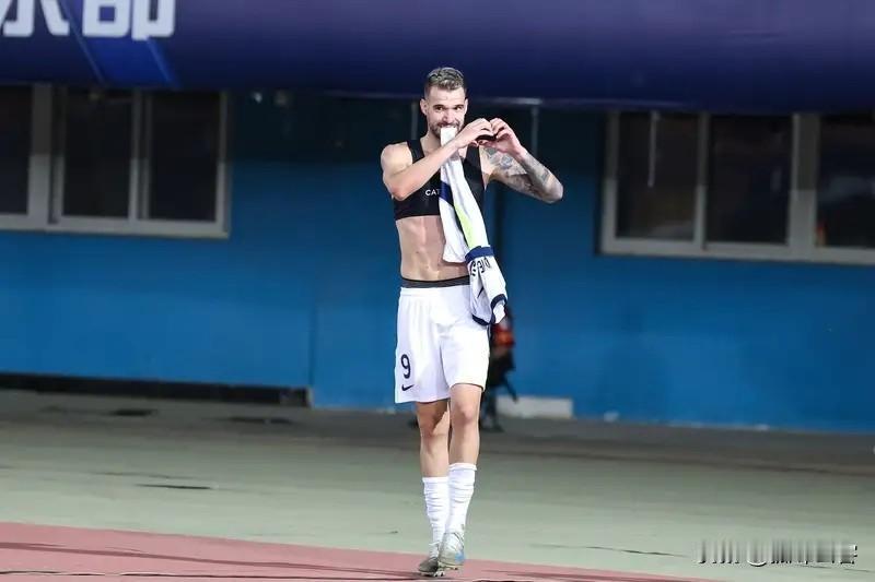 2025赛季武汉三镇进球队员分布名单—1、图多列（10球）2、绍尔（7球）