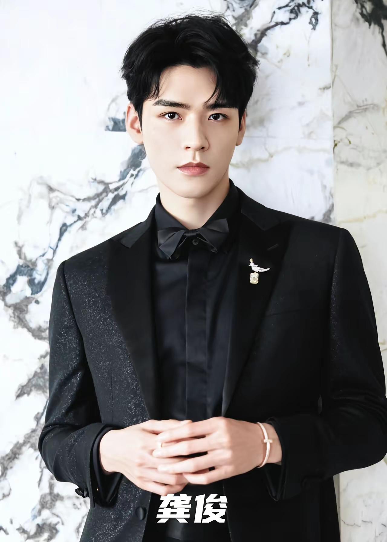 龚俊，杨洋，肖战，张凌赫还有一个不认识不得不说杨洋的颜值不愧是军艺校草真