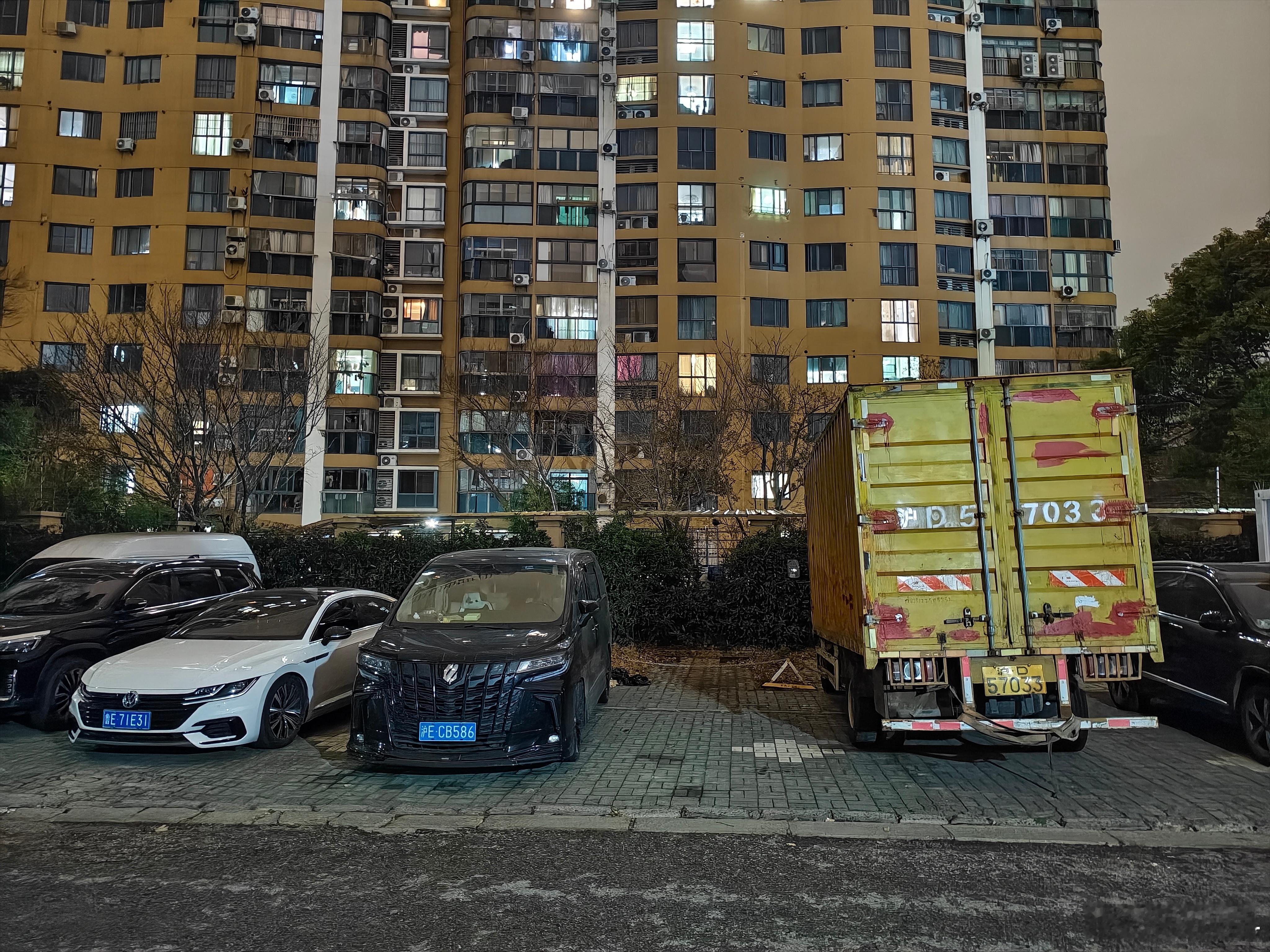 真正的老司机看到不好停车的位置，一定是掉头就走