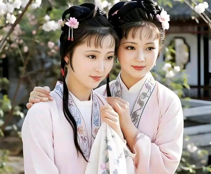 林黛玉和薛宝钗到底谁最美？ 这问题就像问春天的梅和夏天的荷哪个更艳，压根没标