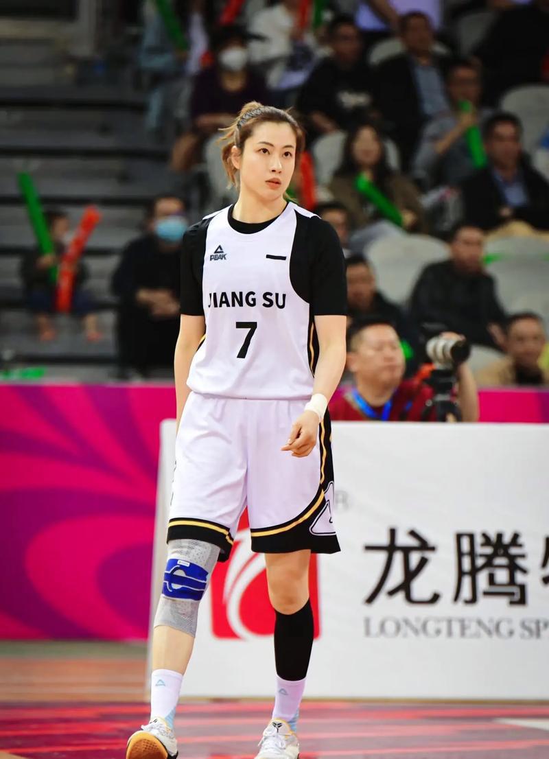 江苏女篮陈晓佳主帅之路待蜕变！从今晚的比赛来看，陈晓佳稍逊黄思静一筹首先