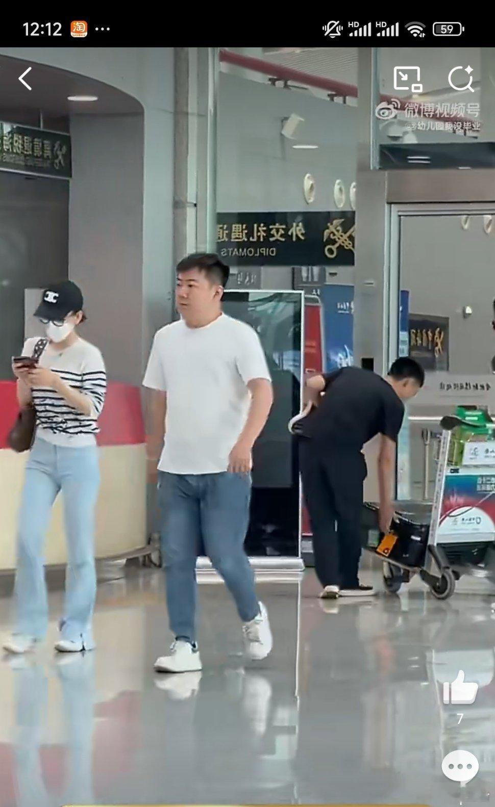 郭富城拎土特产和方媛回香港褪去舞台巨星的耀眼光环，私下里的郭富城满是烟火温情，出