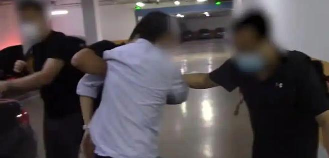 抓！间谍混入中央部门11月12日，国家安全部门对外公布了一起重大间谍案件，犯