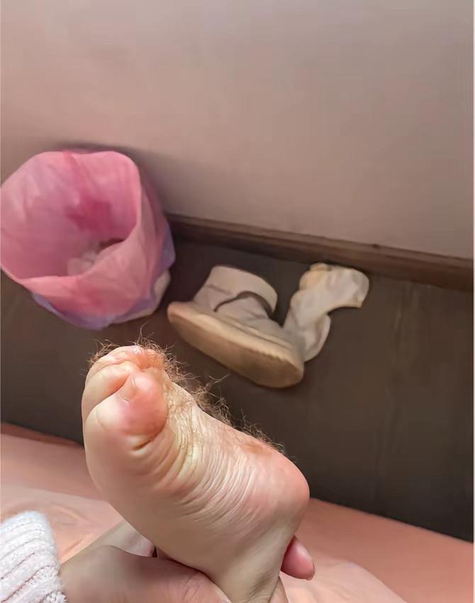 孩子爸爸第一次给宝宝买袜子