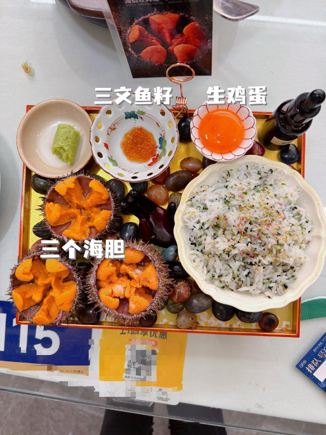 大连海胆饭日月昇，因为这饭店离我们很近，昨天去晚了，没吃上海胆饭，今天中午溜