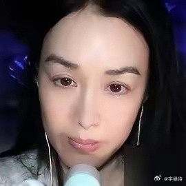 一个屁，炸出了全网对钟丽缇婚姻的审判。​直播间里她瞬间黑脸，直接下播。弹幕立刻刷屏：姐弟恋果然靠不住