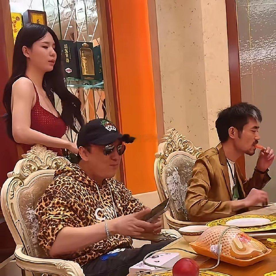 王思聪的模仿者与朋友聚餐时的一幕，神似