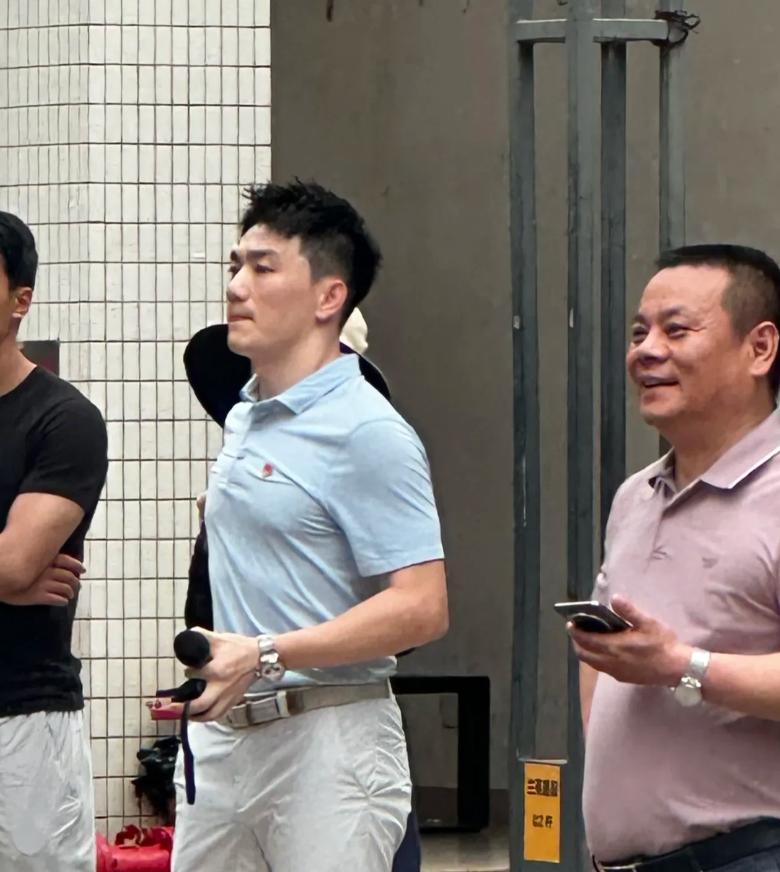 4月14日，网友偶遇张馨予老公何捷，何捷现在从部队转业到了广州大学保卫处，工作就