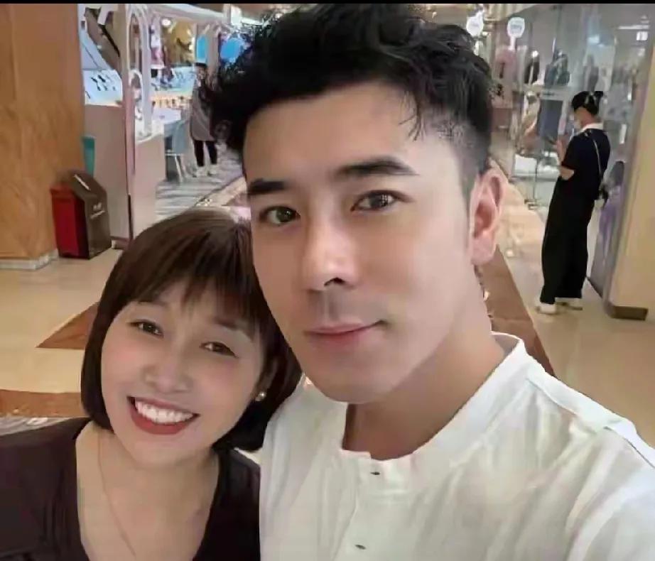 20岁河南小伙刘凯到上海打工，从工地搬砖转战餐馆。30岁做服装生意的富婆对他一见