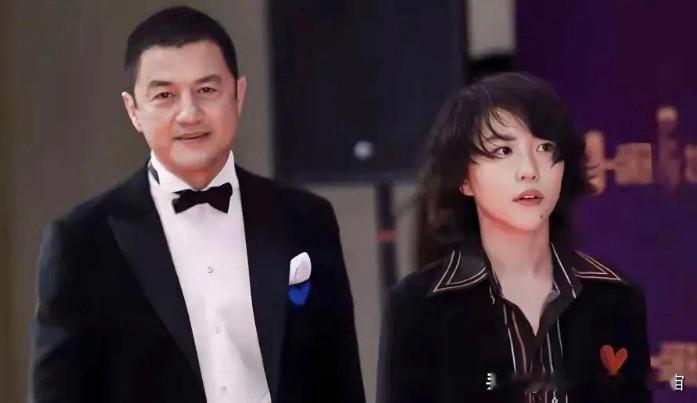 王菲到底爱谁？你看孩子就知道了王菲给李亚鹏生了李嫣，却没有给谢霆锋生下子嗣。