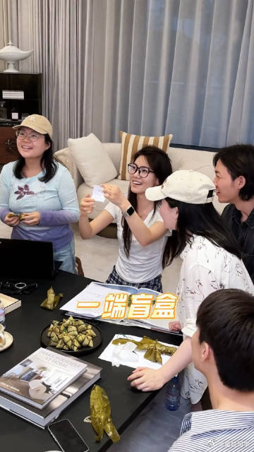 贾乃亮贾乃亮从不把自己放在高处，端午和员工围坐在一起包粽子说笑，各类豪华节日福利