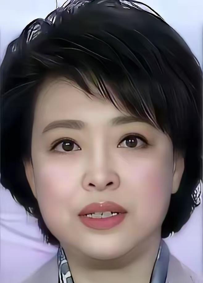 那个每天替康辉念稿的女人，终于被扒出来了。每天晚上7点，《新闻联播》的片头曲