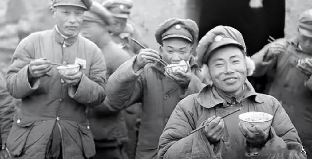 1948年，一个国民党士兵饿得受不了，跑到解放军要吃的，4个馒头下肚后，他说：“