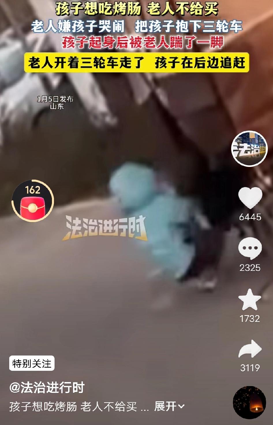 心疼！车子发动的瞬间，三岁娃愣了两秒，突然撒腿就追，小小的身子在马路上踉踉跄跄