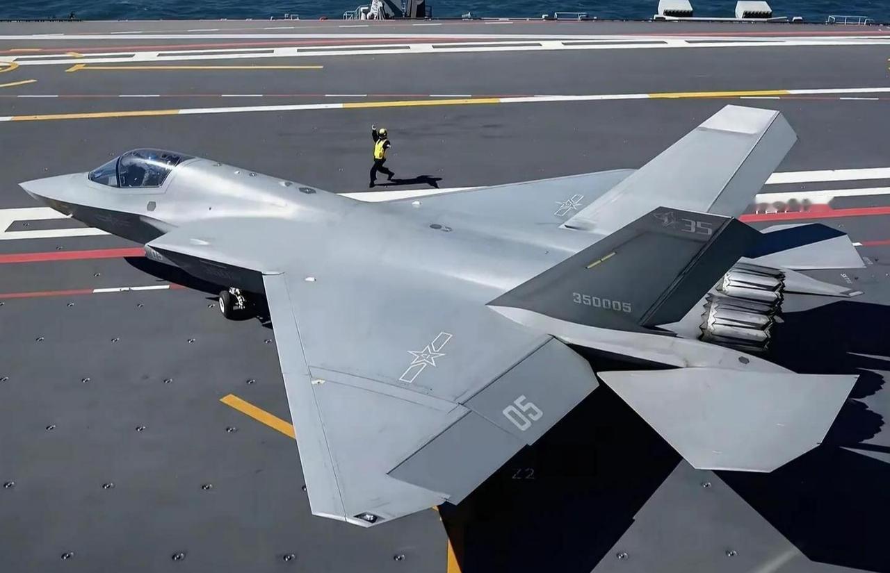 歼-35的机翼终于折起来了！但这还不是最吓人的，最吓人的是那个“缝”！2026年
