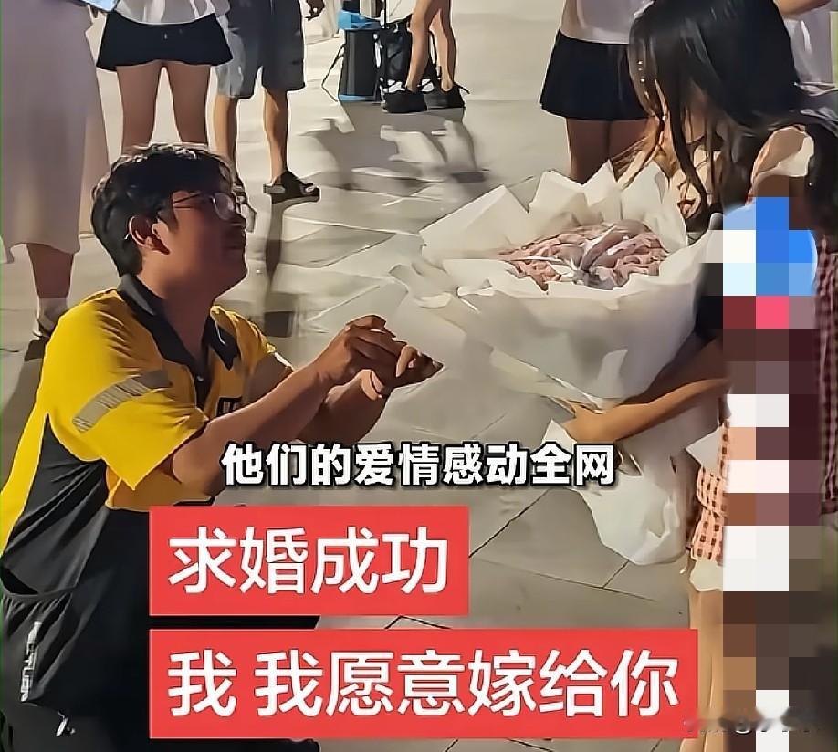 8月19日，四川宜宾“驼背女孩”灵灵，宣布接受男友严瑞泽求婚，女孩灵灵体重仅63