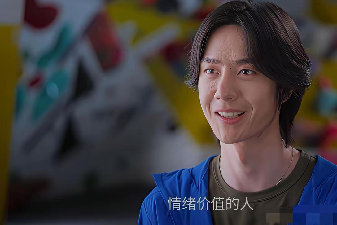 王一博：27岁饱经风霜的亚子……看得出来是年轻人，因为牙又齐又白[呲牙笑]，眼