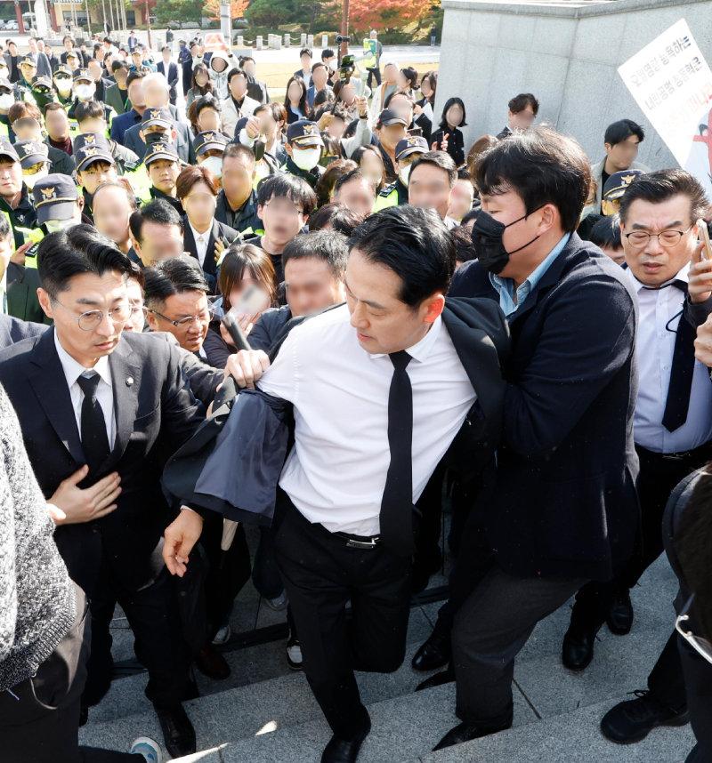 韩国媒体消息，国民力量党张东赫上任后首次访问光州，前往国立5・18民主墓地意