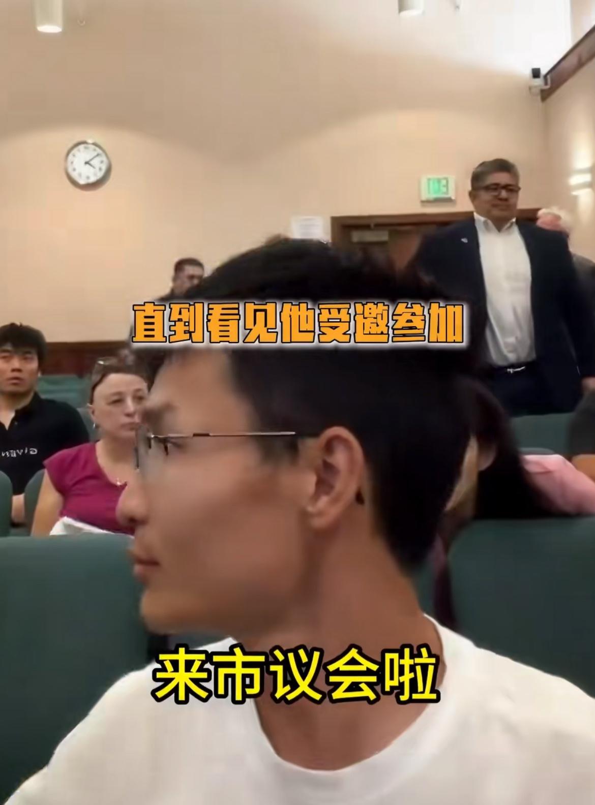 中国小伙在洛杉矶贫民区免费送酱香饼，并喊话要竞选市长，边派发边喊话让他们投自己一