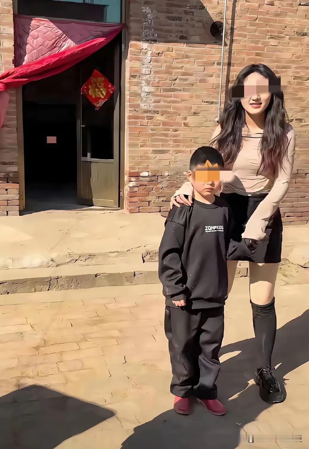 二婚带娃女子提出的条件，让男人不敢娶她。女人今年30岁了，身材苗条颜值爆表，可