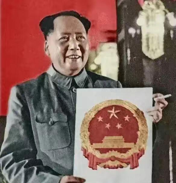 伟大领袖毛主席为选定国徽而高兴，这枚国徽是谁设计的？中华人民共和国国徽主要设计